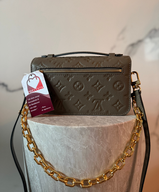 Louis Vuitton Pochette Metis east west SMOKE